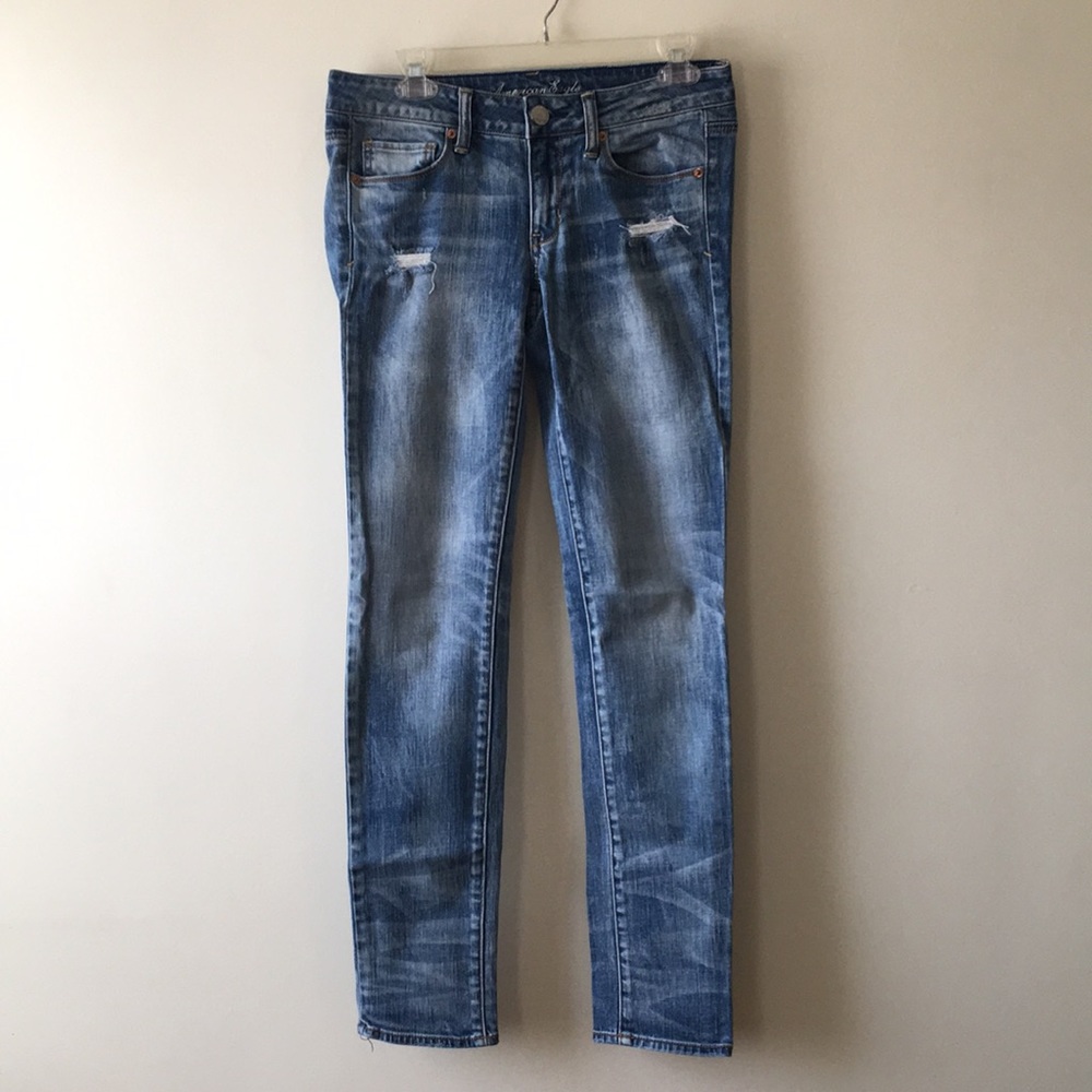 American Eagle >> NWOT! 6, distressed Skinnies